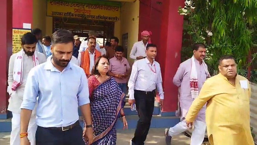 राज्यपाल 19 अप्रैल को प्रतापगढ़ में संविधान गौरव सम्मान कार्यक्रम में होंगे सम्मिलित। राष्ट्रीय मानव अधिकार आयोग के सदस्य कानूनगो ने प्रतापगढ़ का भ्रमण कर कार्यक्रम की तैयारियों का लिया जायजा।