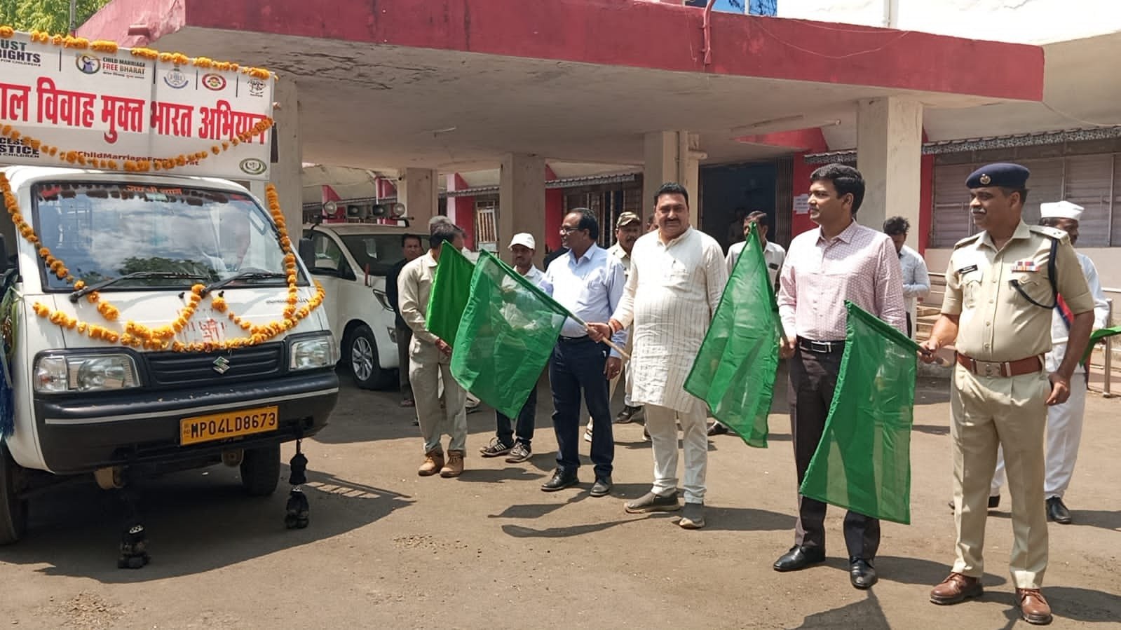 कलेक्टर तथा एसपी ने बाल विवाह रोकने जागरूकता रथ को हरी झण्डी दिखाकर किया रवाना