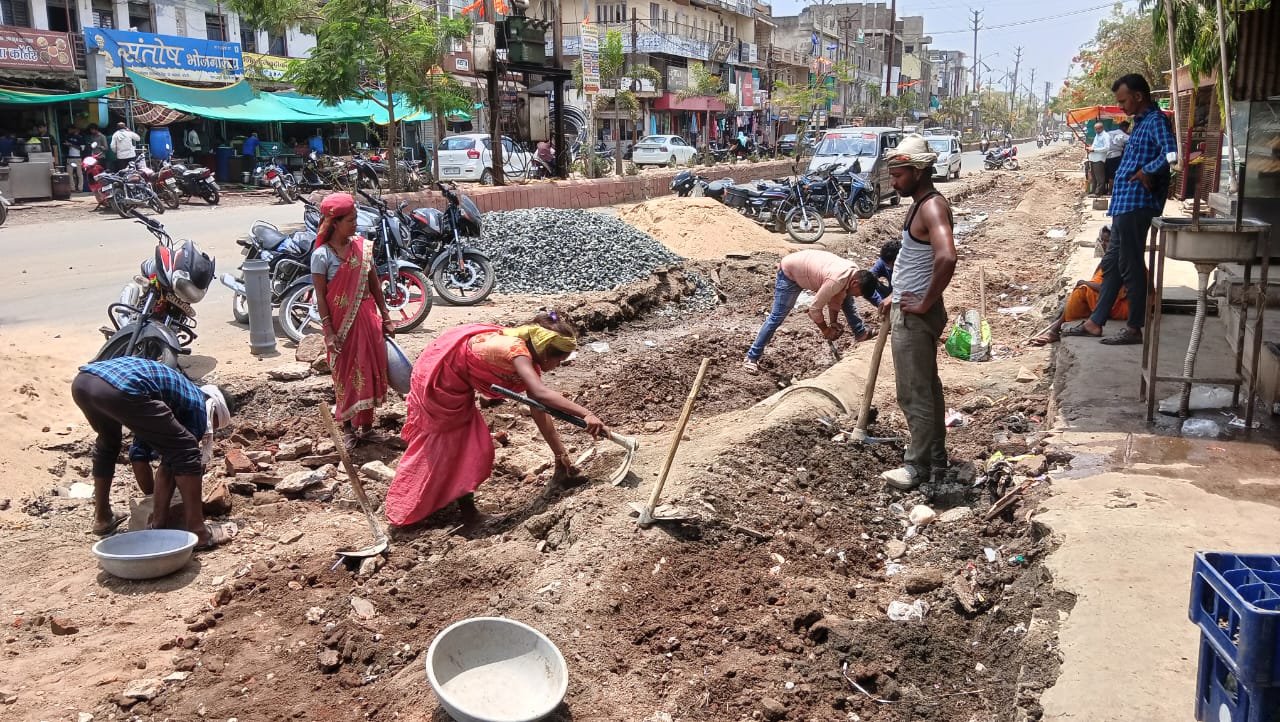 बरेली नगर की मुख्य सडक का हो रहा चौडीकरण कर निमार्ण