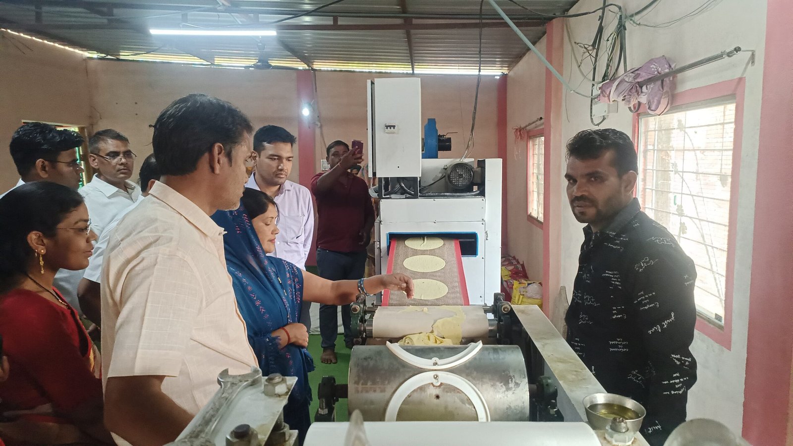 रायसेन कलेक्टर विश्वकर्मा  द्वारा श्री शक्ति स्व सहायता समूह खरगोन  द्वारा संचालित पापड़ मिल का निरीक्षण किया गया और उक्त समूह की प्रशंसा की।