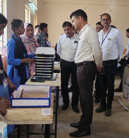 रायसेन, 28 जून 2025 – कलेक्टर विश्वकर्मा ने इंस्पायर अवार्ड मानक विज्ञान प्रदर्शनी में बाल वैज्ञानिकों के विज्ञान प्रादर्शो का किया अवलोकन,बाल वैज्ञानिकों से संवाद कर की विज्ञान प्रादर्शो की सराहना…