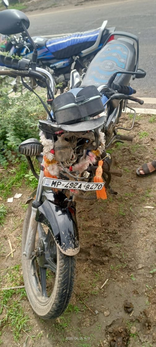 भौड़िया,बरेली 25 जून 2025 — सड़क हादसे में महिला की मौत, गाय से टकराने के बाद गिरी बाइक।