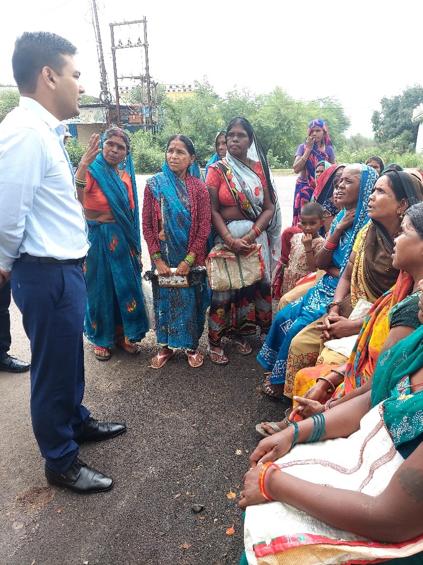 पड़रियाकला,रायसेन, 26 जून 2025 — कलेक्टर विश्वकर्मा ने पड़रियाकला पहुंचकर प्रभावितों को दी सांत्वना…