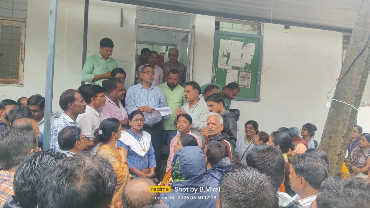 बरेली – रायसेन 30 जून 2025 – शिक्षकों की ई-अटेंडेंस व्यवस्था निरस्त करने संयुक्त मोर्चा शिक्षक संघ बरेली ने मुख्यमंत्री के नाम अनुविभागीय अधिकारी को सौंपा   ज्ञापन।