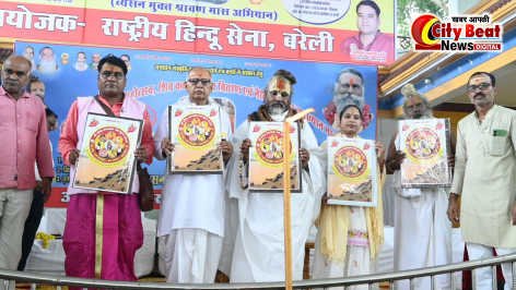 बरेली, 25 जुलाई 2025 – कम्प्यूटर बाबा के सानिध्य में हुआ शिवलिंग निर्माण महोत्सव का विश्राम समारोह सम्पन्न शिवलिंग निर्माण के साथ बेटियों ने किया शस्त्र प्रदर्शन।