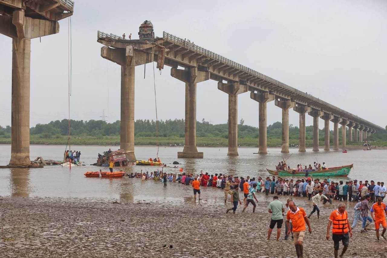 भोपाल 9 जुलाई 2025 – गुजरात के वडोदरा में महिसागर नदी पर बना ब्रिज बुधवार सुबह टूटा