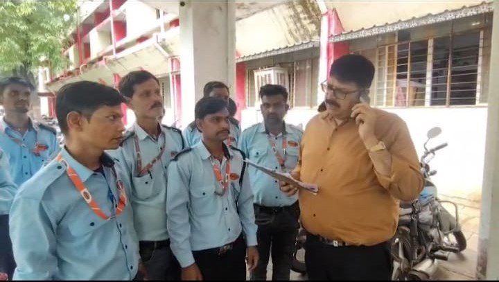 बरेली/रायसेन 24 जुलाई 2025 — समय पर वेतन न देने एवं न्यायालय के द्वारा वेतन वृद्धि के अनुसार वेतन वृद्धि न मिलने पर कलेक्टर को सौंपा ज्ञापन।