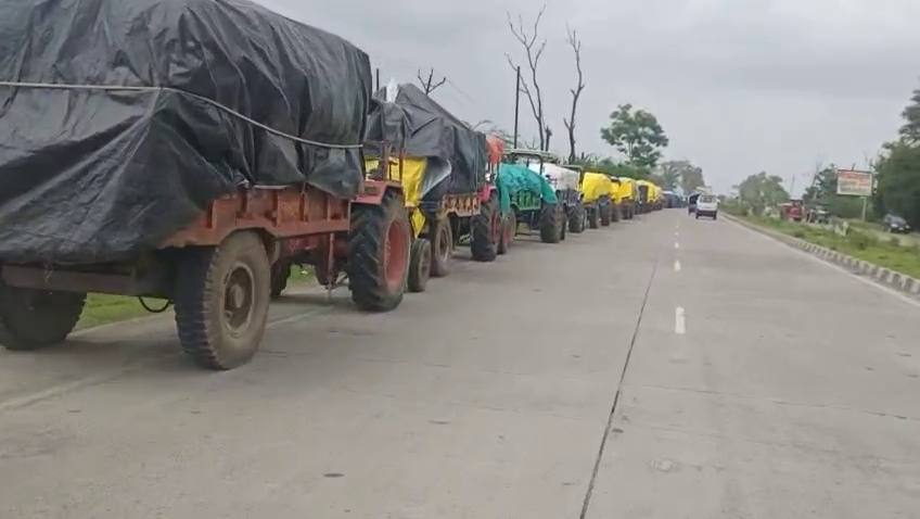 रायसेन,बरेली, 21 जून 2025 — मूंग तुलाई के लिए खरीदी केंद्रों पर किसानों की भारी भीड़,एनएच ‑ 45 पर ट्रैक्टर-ट्रॉलियों की लंबी कतारें