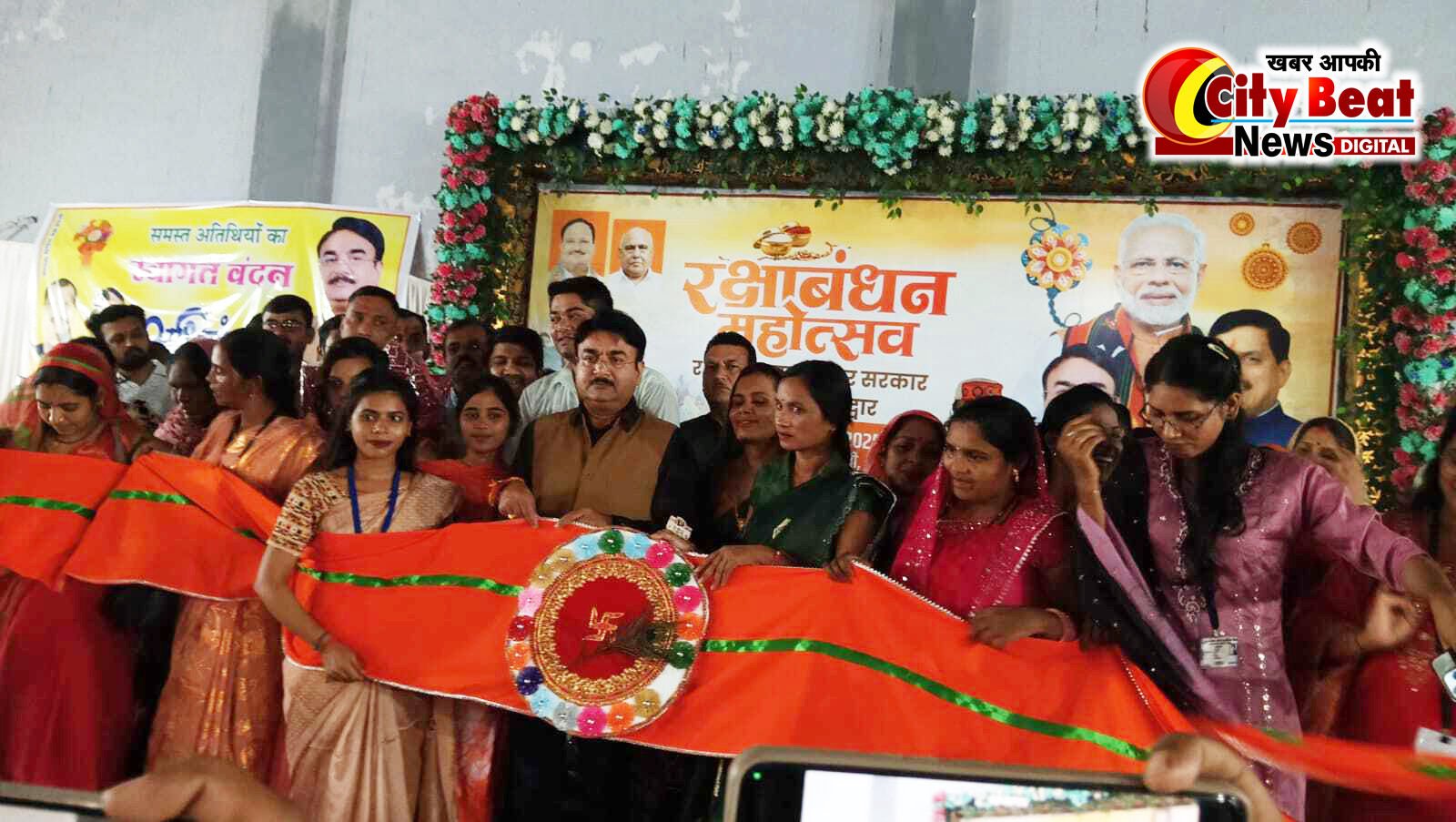 बरेली, 19 अगस्त 2025 – रक्षा बंधन महोत्सव कार्यक्रम में सैकड़ो लाडली बहनों ने मंत्री पटेल को बांधी राखी