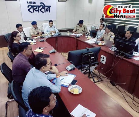कलेक्टर के सख्त निर्देश सड़को पर बैठ रहे गौवंश को गौशालाओं में छोड़ने के करें पुख्ता प्रबंध