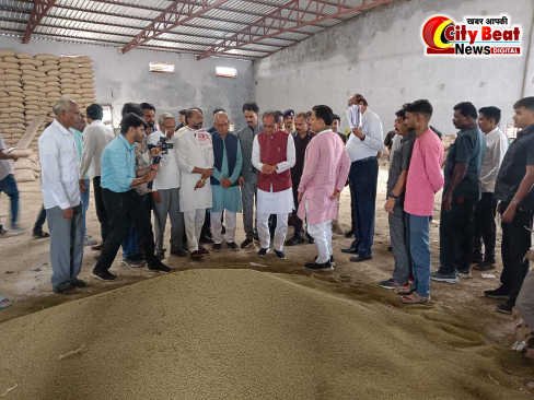 रायसेन, 03 अगस्त 2025 – केंद्रीय कृषि मंत्री शिवराज सिंह चौहान ने सिलवानी तहसील के बम्होरी में बाढ़ प्रभावितों से की मुलाकात।