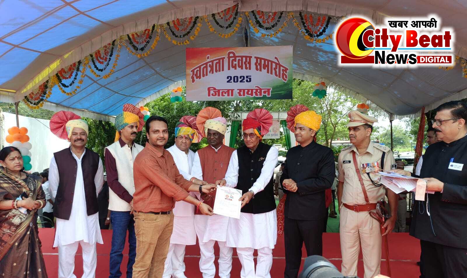 उत्कृष्ट सेवा के लिए प्रभारी मंत्री ने किया ओमप्रकाश ठाकुर को सम्मानित