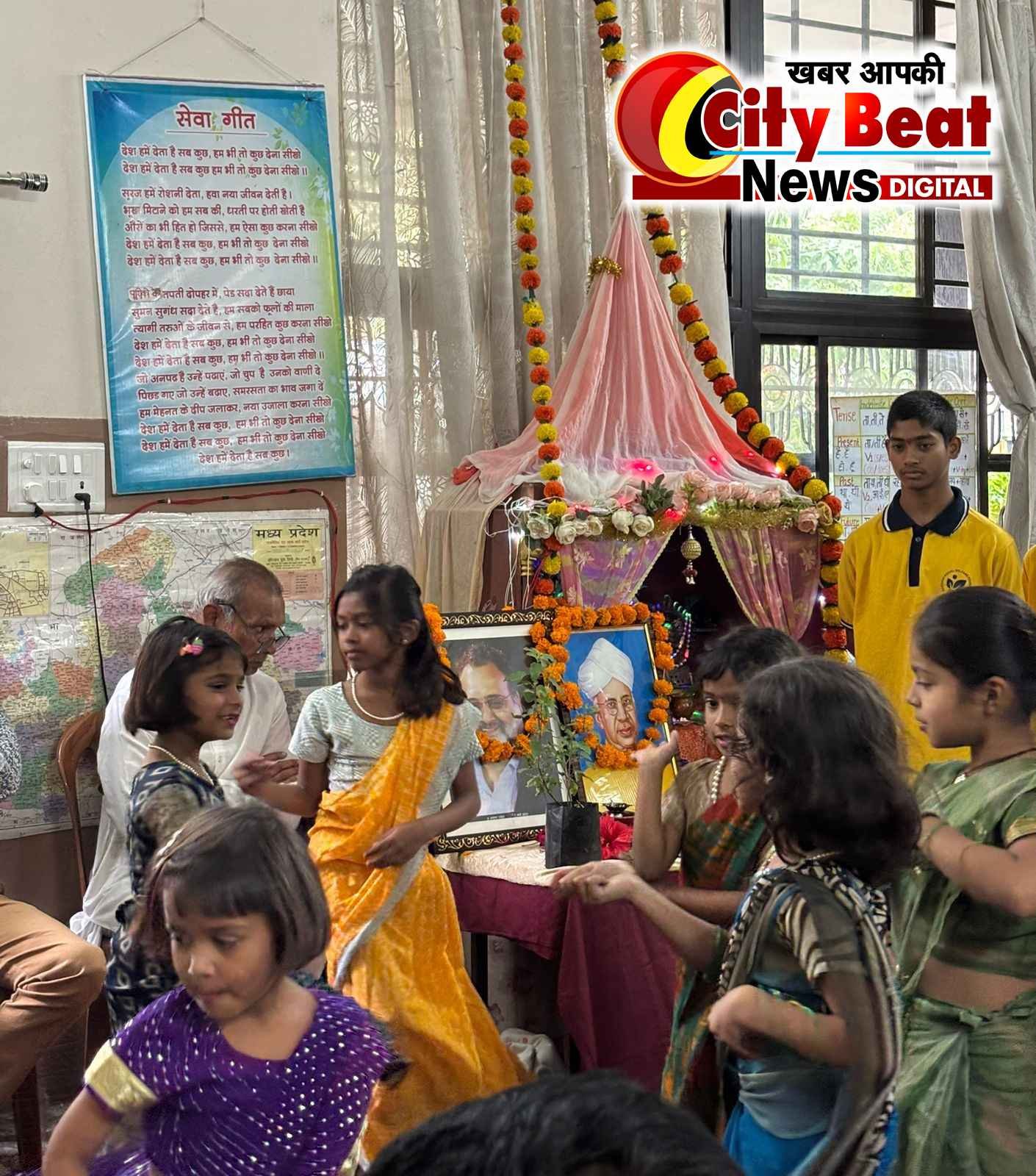 शिक्षक दिवस पर स्व. पी.पी. सिंह सर की स्मृति में विद्यार्थियों ने गरीब बच्चों को दिए स्टडी टेबल