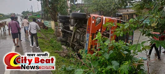 एनएच-45 पर हादसा: गाय बचाने के चक्कर में पलटा ट्रक, ड्राइवर-हेल्पर सुरक्षित
