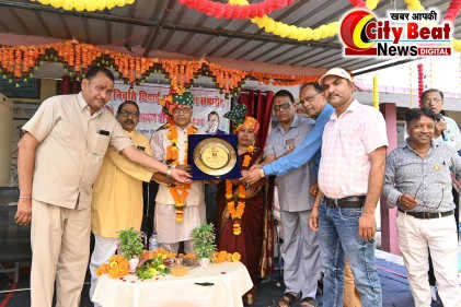 सेवा निवृत्त होने पर शिक्षक सक्सेना को दी भव्य विदाई।