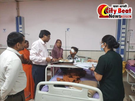कार्बाइड गन एवं सुतली बम से घायलों का शासन – प्रशासन ने अस्पताल में जाना हाल
