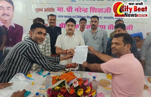 विद्युत विभाग के संविदा कर्मियों ने नियमितीकरण की मांग को लेकर मंत्री श्री पटेल को दिया ज्ञापन