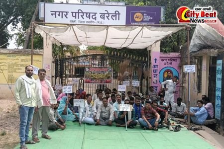 नगर परिषद बरेली के सफाई कर्मचारियों ने की हड़ताल, टेंट लगाकर बैठे धरने पर