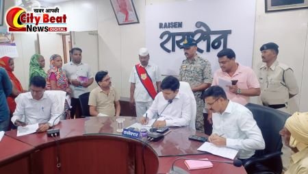 जनसुनवाई में कलेक्टर विश्वकर्मा ने आमजन की समस्याओं का किया निराकरण