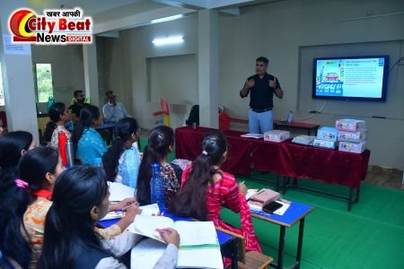 दिल्ली से आए ट्रेनर द्वारा संस्कार भूमि द ग्लोबल स्कूल में प्री प्राइमरी टीचर्स को दी गई ट्रेनिंग।