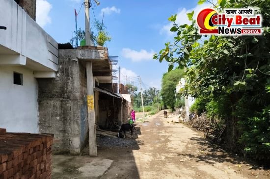 धर्म की राह में अतिक्रमण का रोड़ा, हनुमानगढ़ी मार्ग पर एक मकान से बढ़ी परेशानी सड़क तक निकला छज्जा
