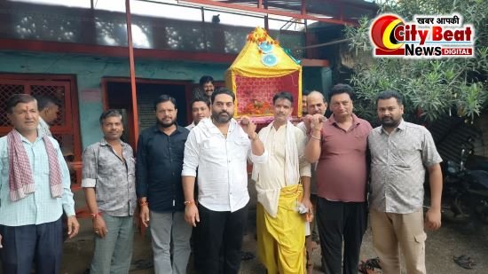 विमान में सवार होकर जलविहार के लिए 51 नदी पर निकले लड्डू गोपाल