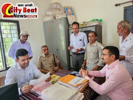 कलेक्टर विश्वकर्मा ने बरेली तहसील के ग्राम धोखेड़ा में रजिस्ट्रीकरण कार्य का किया निरीक्षण